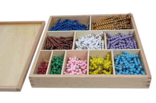 Boîte avec 55 barrettes (1-10)de perles colorées