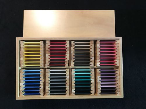 Farbtäfelchen im Kasten, 32 Paare, aus Holz